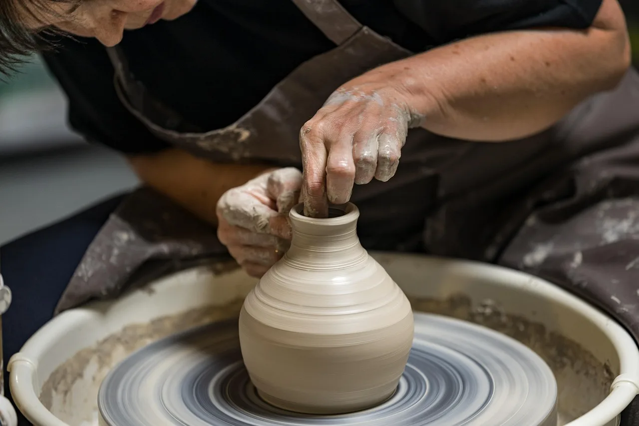 potter, pottery, vase, pot, art, craft, ceramic, hub, rotate, design, potters, to form, volume, potter, potter, pottery, pottery, pottery, pottery, pottery, pot. Home pottery costs in a small space: what the budget actually covers