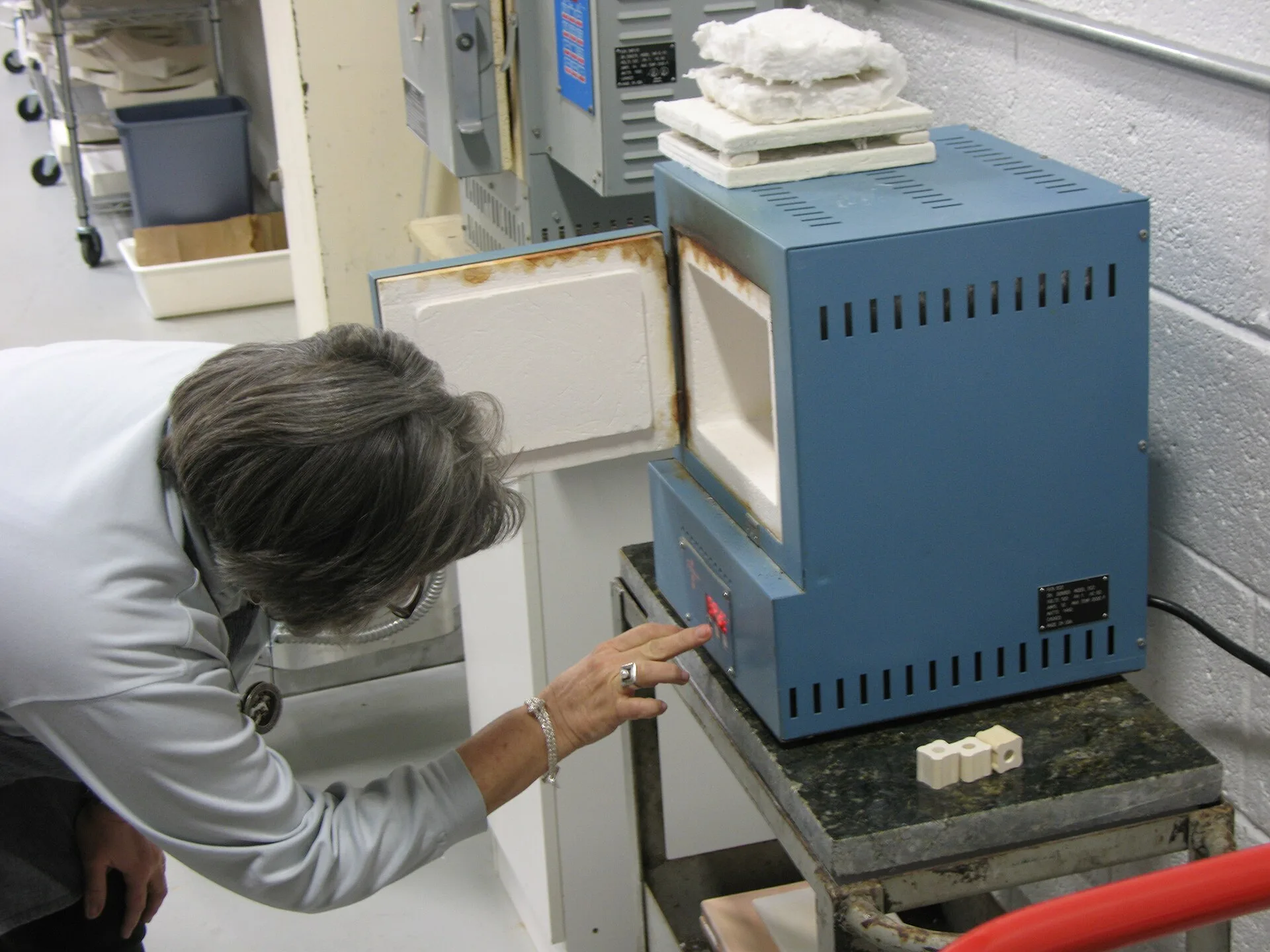 Paula Coupe loads the electric Paragon kiln during a PMC (Precious Metal Clay) class at Vitrum Studios. Home pottery budget: a per-firing method and two benchmarks