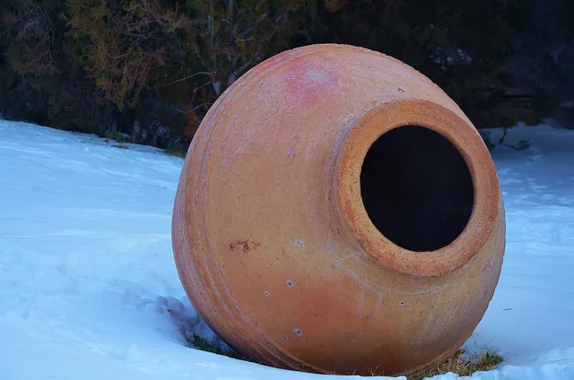 jugs, pottery, fragile, earthen material, earthenware, ceramic, pottery, pottery, pottery, pottery, pottery, earthenware. How to choose materials for a home kiln setup