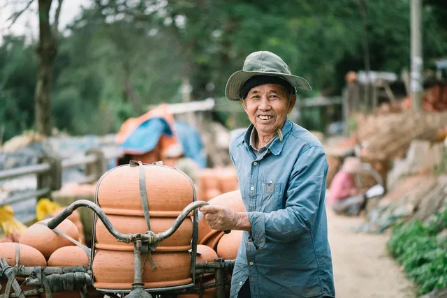 pottery, man, delivery, hoi an, craftsman, craftsmanship, clay pots, earthenware, asian man, vietnamese man, portrait, smile, smiling, pottery, delivery, delivery, delivery, delivery, delivery, asian man. Home pottery cost per pot compared with cost per bag of clay bought at once