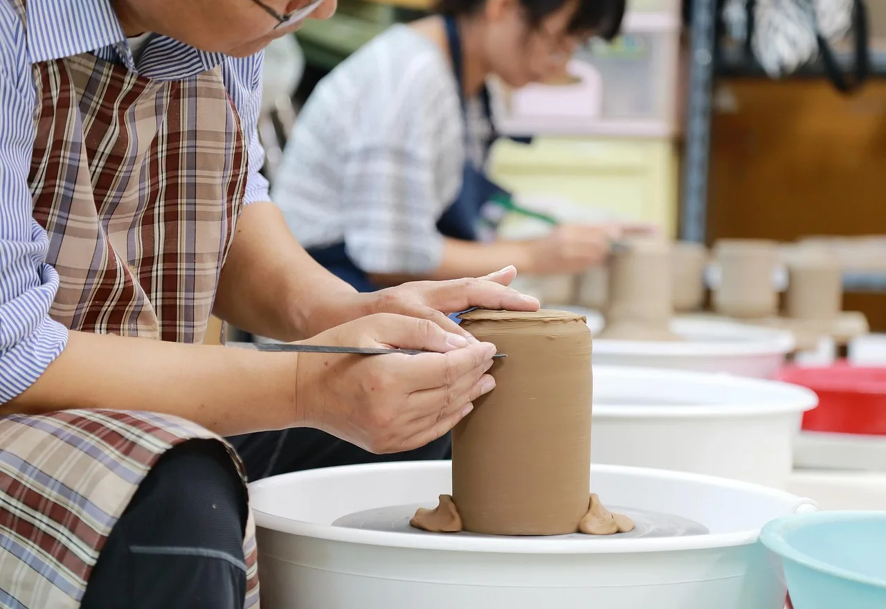 crafts, ceramics, pottery, porcelain, art, work, hobby, lifelong learning, adult learning, ceramist, ceramics, pottery, pottery, pottery, pottery, pottery, hobby, hobby, hobby. Hand tools compared with machines for a first-time pottery buyer