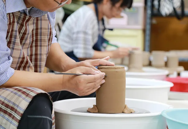 crafts, ceramics, pottery, porcelain, art, work, hobby, lifelong learning, adult learning, ceramist, ceramics, pottery, pottery, pottery, pottery, pottery, hobby, hobby, hobby. Hand tools compared with machines for a first-time pottery buyer