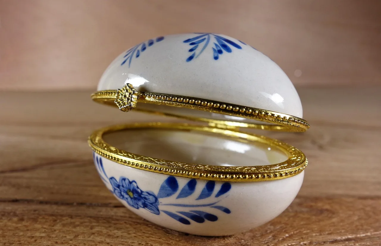 box, ceramic, glazed, delfts blauw, glazed ceramic, faience, oval, oval box, object, holder, container, brown box, faience, faience, faience, faience, faience, oval, oval, oval, holder, holder. 4 points on small ceramics projects that matter